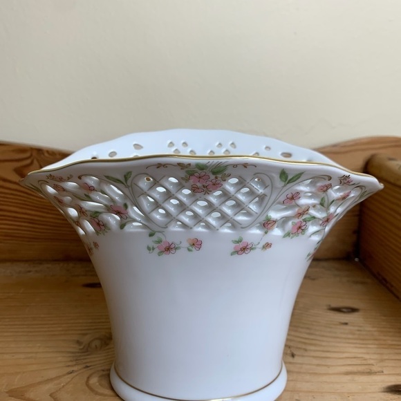 OSCAR DE LA RENTA ENGLISH GARDEN VASE - Picture 3 of 15